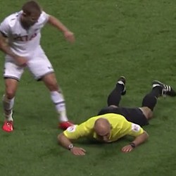 Pernah Tekel Jatuh Howard Webb, Lewis Holtby Memuji Sang Wasit