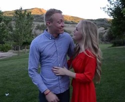 Sweet, Pria Ini Lamar Kekasihnya dengan Bantuan Anak dari Masa Depan