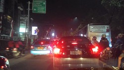 Besi Tergeletak di Pinggir Jalan Arah Ragunan, Lalin Macet Parah