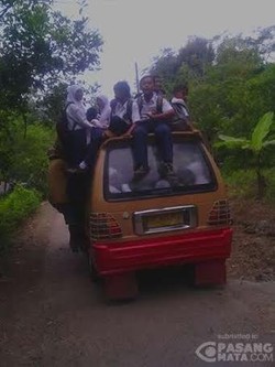 Demi Mencari Ilmu, ini Gaya Anak Pedesaan di Kebumen Pergi ke Sekolah