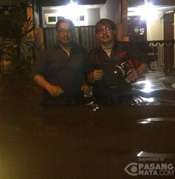 Tanggul Jebol, Wilayah Pondok Jaya Pela Mampang Banjir 150 Cm