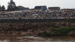 Sampah Menggunung di Bantaran Kali Pesanggrahan, Lurah: Itu Tanah Siapa