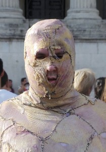 Aneh! Seniman Ini Jalan-jalan di London dengan Baju Kulit Ayam