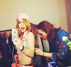 Lindsay Lohan Hebohkan Publik Mykonos dengan Gaun Menerawang