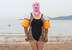 Super Aneh, Masker Anti Kulit Hitam di Pantai Ala China