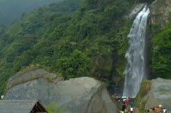 Kerennya Pesona Air Terjun Bidadari di Bogor