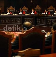 Hakim MK Tanya KPU Soal Rekap Nasional 22 Juli