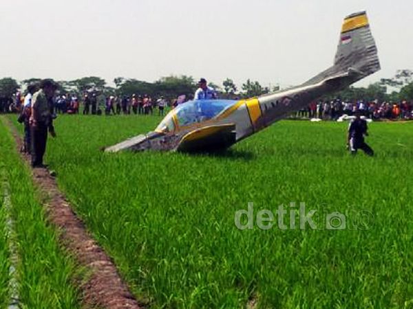 Pesawat Latih TNI AU Nyungsep ke Sawah
