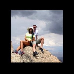 Mengintip Kemesraan Farah Quinn dan Pacar Barunya di Atas 9000 Kaki