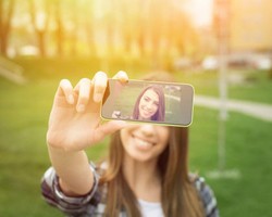 Survei: Wanita Habiskan 753 Jam Semasa Hidup untuk Edit Foto Selfie