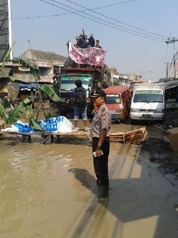 Warga Cikarang Protes Jalan Rusak, Pohon Pisang pun Ditanam di Jl Yos Sudarso