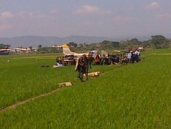 Pesawat Latih yang Nyungsep di Sawah Dievakuasi dengan Cara Di-mutilasi
