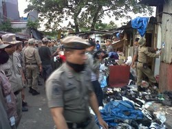 PKL yang Berjualan di Pinggir Kali Jl Bekasi Barat Digusur