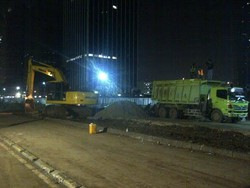 Rabu Dini Hari, Para Pekerja Sibuk Kerjakan Proyek MRT di Senayan