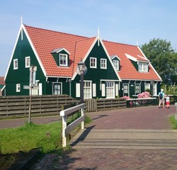 Cantiknya Rumah Hijau di Volendam, Belanda Ini