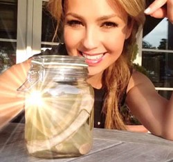 Penyanyi Thalia Pamer Tulang Iganya di Toples