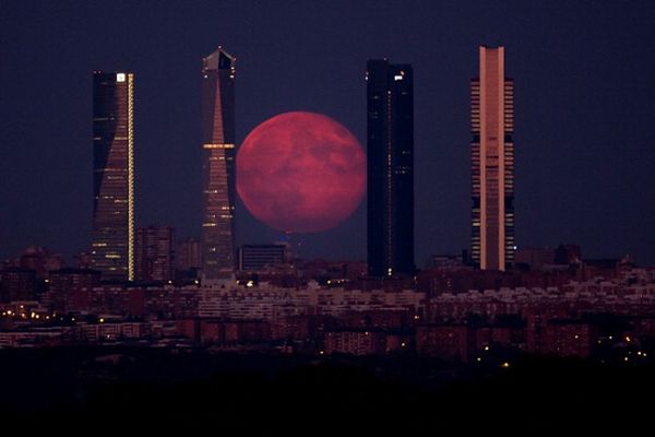 Pemandangan Dramatis Ketika Bulan Jadi Raksasa