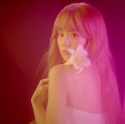 Punggung Seksi Seungyeon di Teaser KARA Mamma Mia