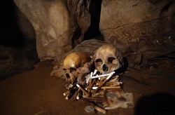 Uji Nyali di Londa, Kuburan Dalam Gua di Toraja