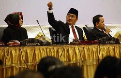 Gelagapan Menjawab, Anggota KPU Surabaya Ditegur Ketua DKPP