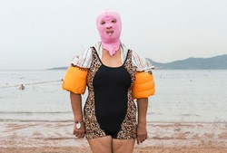 Wanita Malu Pakai Bikini, Facekini Jadi Tren di China