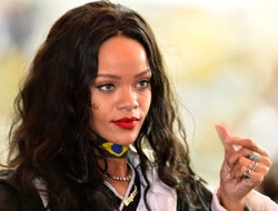 Sukses Kolaborasi dengan MAC, Rihanna Akan Rilis Bisnis Kosmetik Sendiri