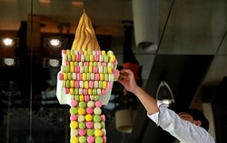 Wah, Ada Replika Monas Dibuat dari Tumpukan Macaron Manis