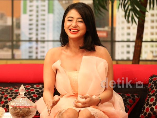 Dewi Persik Cantik dan Seksi Berbibir Merah