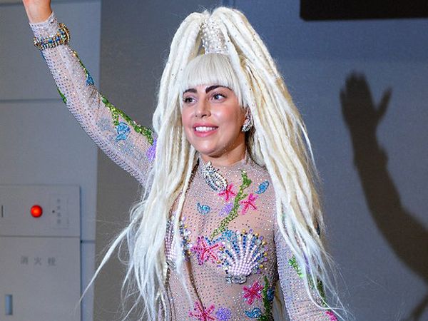 Lady Gaga Nyentrik dengan Kostum Menerawang di Tokyo