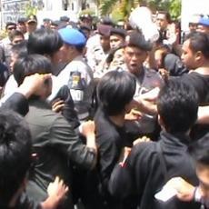 Kericuhan Warnai Aksi Demo Mahasiswa Jember Desak Pengesahan RTRW