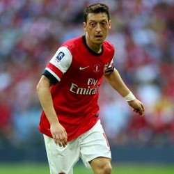 Sambut Musim Kedua di Inggris, Oezil Bertekad Tingkatkan Performa