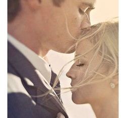 10 Ide Foto Pernikahan Romantis yang Bisa Anda Coba