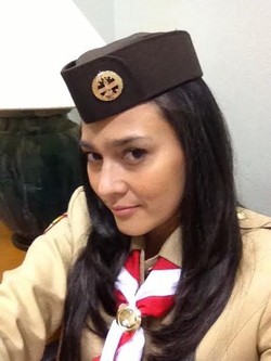 Gaya Selfie Ine Febriyanti dan Pose Olivia Zalianty Berseragam Pramuka