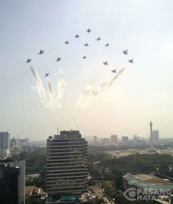 Melihat Formasi Arrow 15 Jet Tempur TNI AU dari Pencakar Langit Jakarta