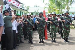 HUT RI ke-69, TNI dan Warga Kibarkan 800 Bendera di Perbatasan RI-PNG