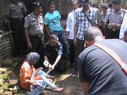 Aksi Sadis Retno Bunuh dan Buang Bayinya Direka Ulang, Kerabat Menangis