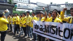 Berjaket Kuning, 30 Mahasiswa UI Gelar Aksi Adili Sitok di Depan Polda Metro