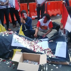 Massa Prabowo Gelar Aksi Teatrikal Singkat di Depan MK