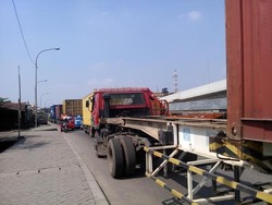 Antrean Membeludak, Truk-truk Ngetem di Balai Uji Kir Jakut Sejak Malam