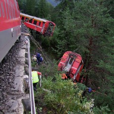 Ada Tanah Longsor, Kereta di Swiss Anjlok dan Jatuh ke Jurang
