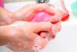 Cuci Tangan dan Pakai Hand-Sanitizer: Cara Cegah Flu pada Anak