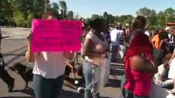 Polisi Tembak Remaja, Warga Kota Turun ke Jalan