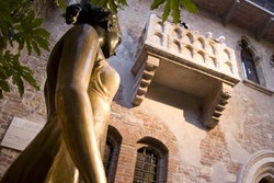 Ketika Para Jomblo Rebutan Pegang Payudara Juliet di Italia