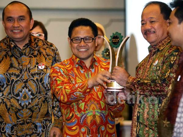 Kemenakertrans Berikan Penghargaan LKS Bipartit
