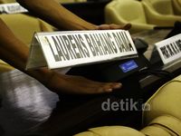 Meski Sudah Wafat, Papan Nama Laurent Masih Terpasang
