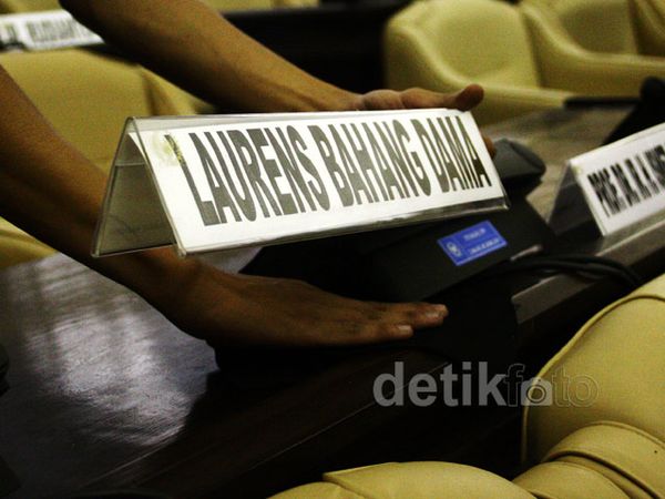 Meski Sudah Wafat, Papan Nama Laurent Masih Terpasang