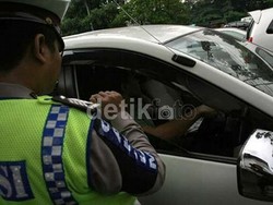 7 Hal yang Harus Dilakukan Ketika Diberhentikan Polisi