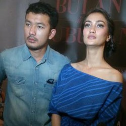 Rio Dewanto dan Atiqah Hasiholan Menikah Lagi dalam Bulan Di Atas Kuburan