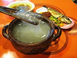 Kalau ke Papua Jangan Lupa Cicipi Sate Ulat Sagu dan Senebre