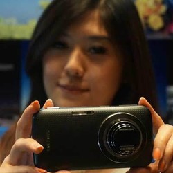 Ponsel Berlensa Sapu Jagat Diklaim Banyak Peminat